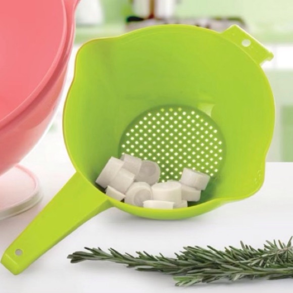 Tupperware Small 1 Quart Colander with Handle in Green - Picture 4 of 4